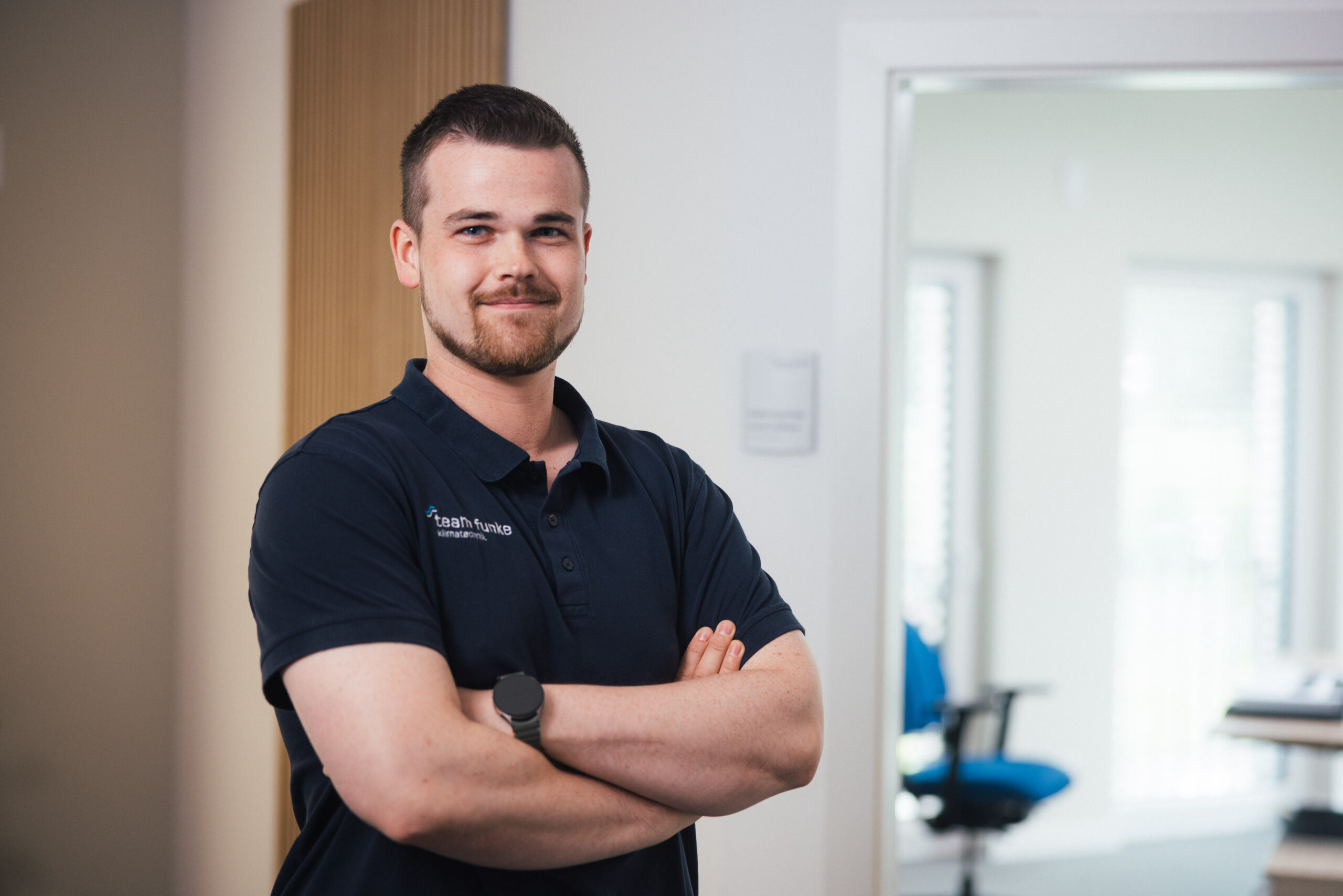 Mitarbeiter von Funke Klimatechnik bei gemeinsamer Arbeit an Anlagentechnik